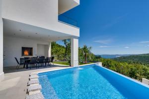 Villa Top Hill, heated infinity pool, Jacuzzi, Sauna, 5 en-suite bedrooms, a Media room