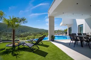 Villa Top Hill, heated infinity pool, Jacuzzi, Sauna, 5 en-suite bedrooms, a Media room