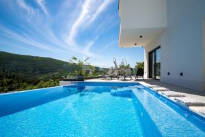 Villa Top Hill, heated infinity pool, Jacuzzi, Sauna, 5 en-suite bedrooms, a Media room