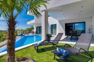 Villa Top Hill, heated infinity pool, Jacuzzi, Sauna, 5 en-suite bedrooms, a Media room