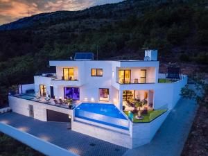 Villa Top Hill, heated infinity pool, Jacuzzi, Sauna, 5 en-suite bedrooms, a Media room