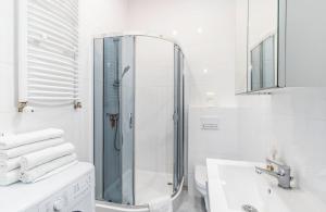 Apartament z osobną sypialnią w pięknej kamienicy w centrum