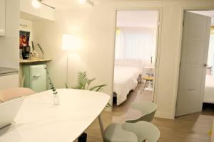 3 rooms 4 Queen beds 홍대역 도보 3분