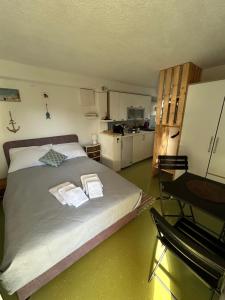 Trogir Čiovo nice studio apartment near the sea in Okrug