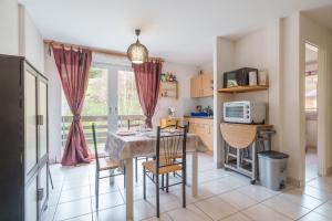 Appartements Le Printemps - Appt vue montagne avec terrasse : photos des chambres