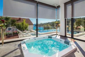 Magnificent Deluxe Villa with Jacuzzi and Steam Room