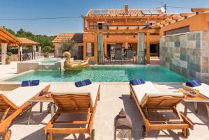 Renovated Luxury Styled Villa With Amazing Pool 