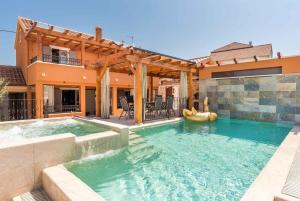Renovated Luxury Styled Villa With Amazing Pool 