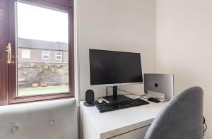 Modern Room with Bathroom & garden in a Shared House - No Kitchen