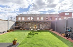 Modern Room with Bathroom & garden in a Shared House - No Kitchen