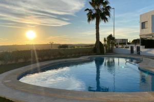 Modern flat with swimming pool terrace and equipped solarium