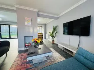 Spacious Open-Plan Modern House with Garden and Parking - 阿蒙兹伯里