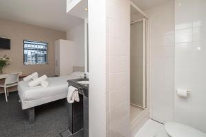 Metropole Green Point: Chic 2nd Floor Room