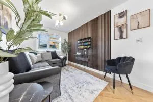 Modern 4BR House, Brentford,Pvt Garden,Parking - 布伦特福德