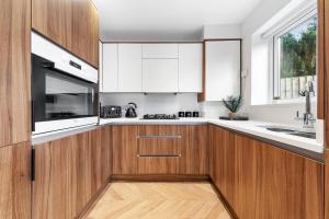 Stylish 4BR 5 Beds 8 Guests AC & Private Drive Wifi And Parking