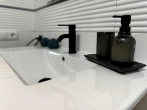 Luxury 2-Bed Marina Apartment