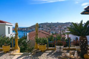 Yellow Oasis traditional home with sea view