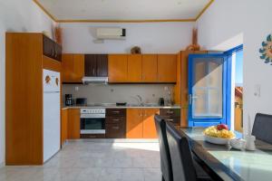 Yellow Oasis traditional home with sea view