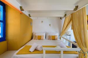 Yellow Oasis traditional home with sea view