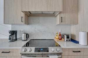 Bright Condo with Balcony & Free Parking