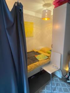 Central cozy accommodation, single room or bed in dormroom