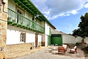 Casona típica cántabra cerca de la playa de Gerra