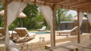 Villas Maison avec terrasse en bois et piscine : photos des chambres