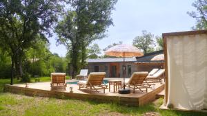 Villas Maison avec terrasse en bois et piscine : photos des chambres
