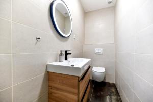 CROWONDER Villa Sunrise with Swimming Pool and Seaview