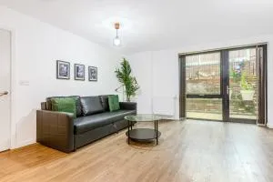 Charming 3BR Duplex in Wembley, 5 Minutes to Tube - Brent