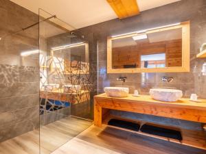 Chalets Chalet 5 etoiles avec sauna et bain nordique, proche des pistes, pour 12 personnes - FR-1-467-127 : photos des chambres