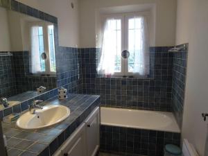 Maisons de vacances Villa Florentine Cavalaire 7 Pers CLIM WIFI BBQ : photos des chambres