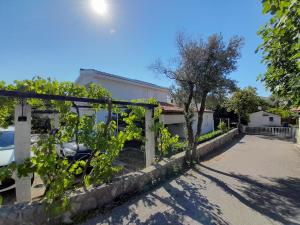 Lovely Apartment close to the Jezevac Beach