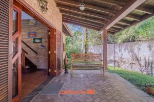 Casa em Ubatuba com área gourmet e acesso a rio