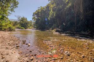Casa em Ubatuba com área gourmet e acesso a rio