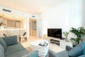 1 BR Rooftop Infinity Pool & Padel court
