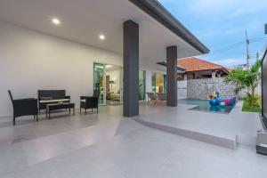 芭提雅市中心 豪装独栋泳池别墅 4房5卫临近中天海滩 现代轻奢 交通便利 步行街 度假首选 大空间