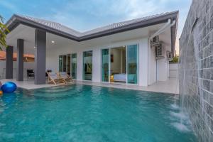 芭提雅市中心 豪装独栋泳池别墅 4房5卫临近中天海滩 现代轻奢 交通便利 步行街 度假首选 大空间