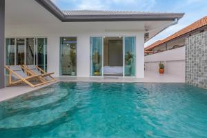 芭提雅市中心 豪装独栋泳池别墅 4房5卫临近中天海滩 现代轻奢 交通便利 步行街 度假首选 大空间