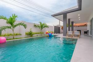 芭提雅市中心 豪装独栋泳池别墅 4房5卫临近中天海滩 现代轻奢 交通便利 步行街 度假首选 大空间