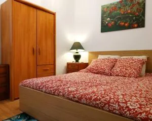 Garden house, parking, 3 mins RER, 1km Paris - 阿尔克伊