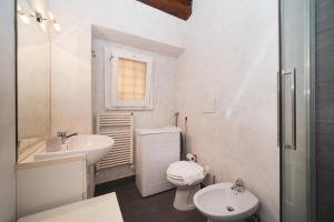 Trevi Fountain by BuddyRent