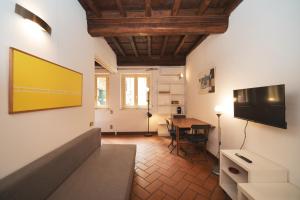 Trevi Fountain by BuddyRent