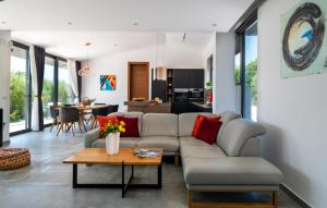 4 Bedroom Stunning Home In Rakalj