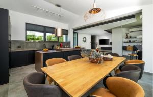 4 Bedroom Stunning Home In Rakalj 