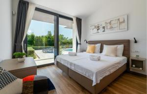 4 Bedroom Stunning Home In Rakalj