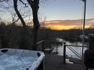 Waterfront Lakehouse Getaway in Clinton with HOT TUB - 吉尔福德