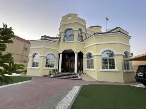 فيلا عائلية مميزة بحوض سباحة ومرافق خاصة - Al Ḩamrānīyah