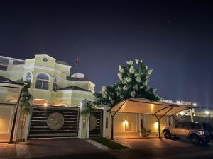 فيلا عائلية مميزة بحوض سباحة ومرافق خاصة