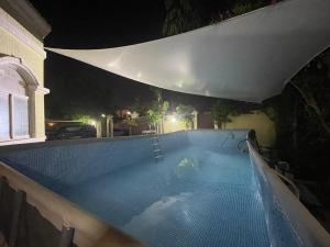 فيلا عائلية مميزة بحوض سباحة ومرافق خاصة